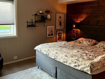 Alta Villa | Moderne villa med badstu og privat parkering med el lader