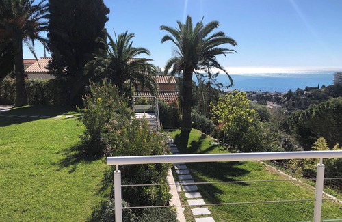 Saint Antoine Villa | Moderne Villa mit Meerblick und Schönem Garten