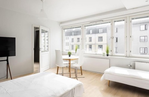 Alppiharju Apartment | Moderni asunto kalliossa