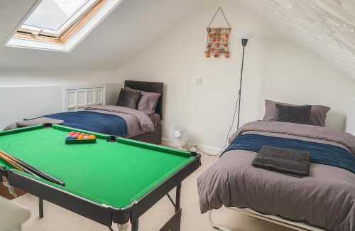 Castle House | Modernised House near City Centre & Beach - Snooker Table, Fast Wifi, Parking & More!