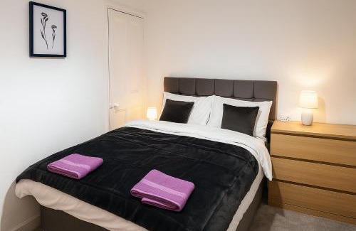 Castle House | Modernised House near City Centre & Beach - Snooker Table, Fast Wifi, Parking & More!