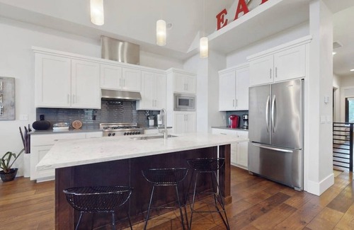 Southern Crossing House | Modernist Mountain View Retreat in Old Mill! Hot Tub! Pool Table!