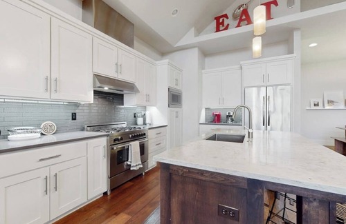 Southern Crossing House | Modernist Mountain View Retreat in Old Mill! Hot Tub! Pool Table!