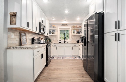 Madison House | Modernized - 1 Level - Dog Friendly - King Bed Suite - 3 TVs - Gourmet Kitchen