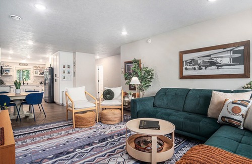 Madison House | Modernized - 1 Level - Dog Friendly - King Bed Suite - 3 TVs - Gourmet Kitchen