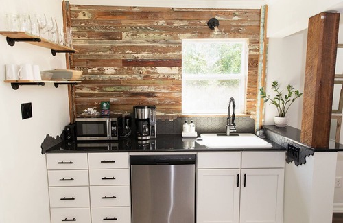 East Pensacola Heights Cottage | Modernized 2BR Historic Home w/King bed