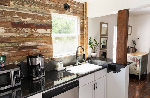 East Pensacola Heights Cottage | Modernized 2BR Historic Home w/King bed