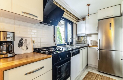 Maltepe Apartment | Modernly Designed Flat Near Metro in Maltepe