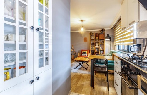 Maltepe Apartment | Modernly Designed Flat Near Metro in Maltepe