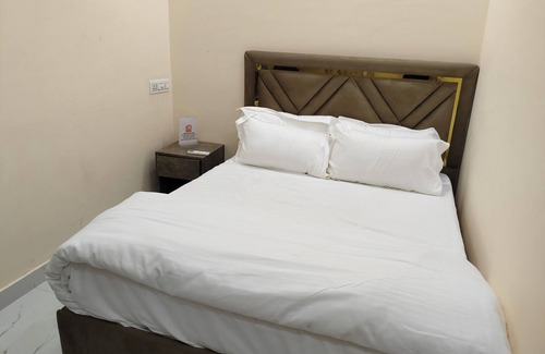 Palanpur Hotel | Modest Rooms by LIBRA