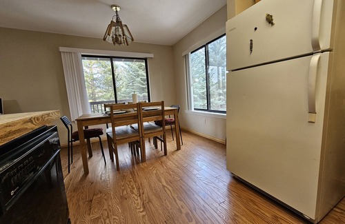 Flagstaff House | Modestly furnished Walnut Hills townhouse at a modest price