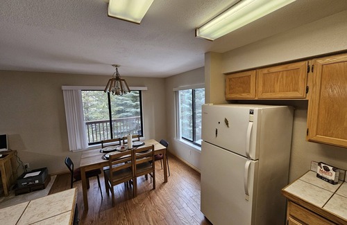 Flagstaff House | Modestly furnished Walnut Hills townhouse at a modest price