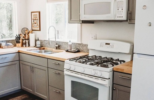 Adelaida House | 'Moe's Cabin' in the heart of Adelaida wine country