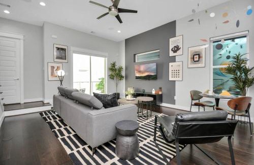 Astrodome House | Mohr Haus - Walk to NRG Stadium - Medical Center - Sleeps 8