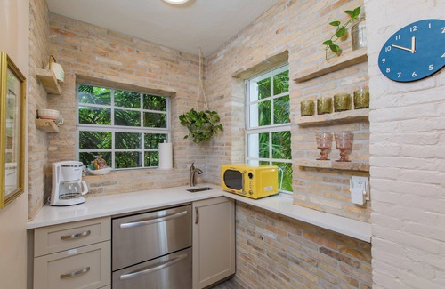 Estate East Street Condo | Moko Jumbie House - "Historic Suite" nA Modern 1-Bedroom Oasis.