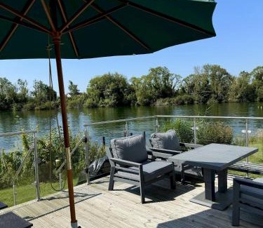 South Cerney House | Molly's Lodge - Cotswolds Lakeside Lodge