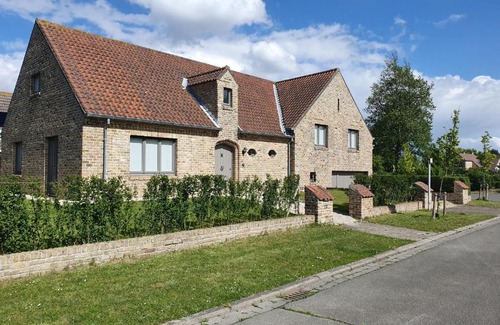 Blankenberge House | MOLO house - cosy house with sunny garden and bbq in silent surroundings - near the BEACH - ideal for families and quiet groups - 15 km from BRUGES