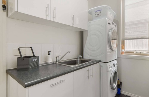Capel Sound House | Moments from the Beach - Family friendly Townhouse 50m to beach - 4pm check out on Sundays*
