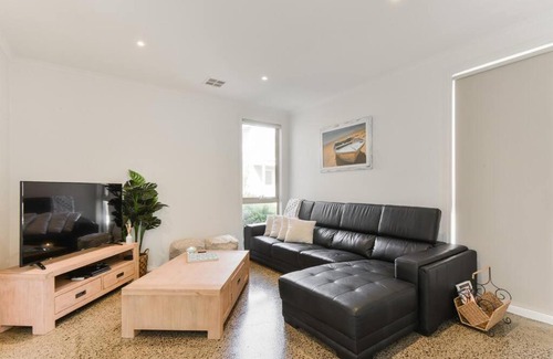 Capel Sound Apartment | Moments from the Beach