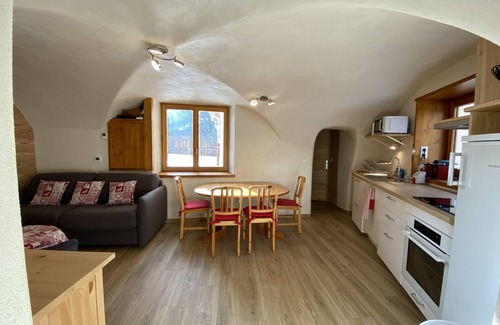 Monetier-les-Bains Apartment | Monêtier-les-Bains center, ground floor, 3 separate bedrooms, private garden