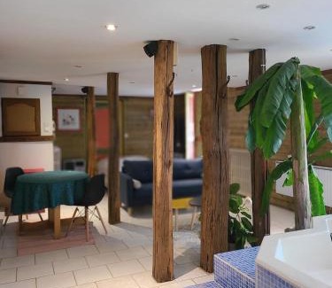 Saint-Leonard-de-Noblat Apartment | Mon Jacuzzi privé sur les pas de Compostelle