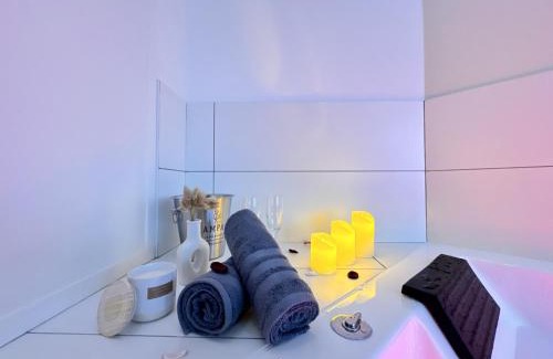 Republique Apartment | Mon spa privé - Balnéo & Sauna - Le Mans insolite