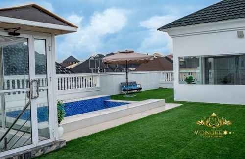 Ibadan Apartment | Mondeestars Luxury Home is 15 minutes drive to the shopping c