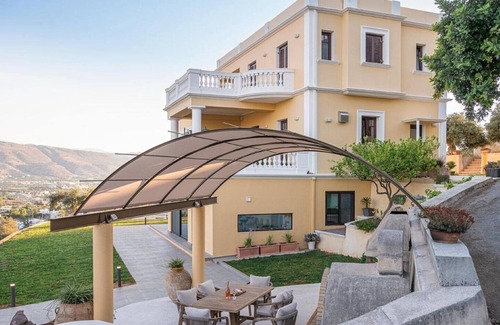 Souda Villa | Mondethea vantage point home, 5 min Chania,