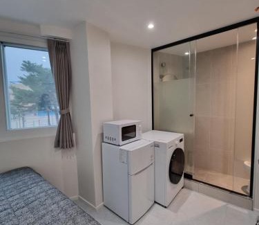 Sinchon-dong Bed & Breakfast | Mono