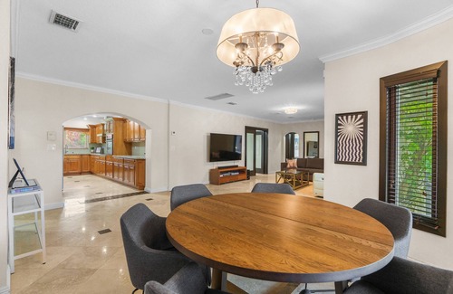 South Lake House | Monroe Retreat, 3/3, flexible space, heated pool, hot tub, beach 10 mins