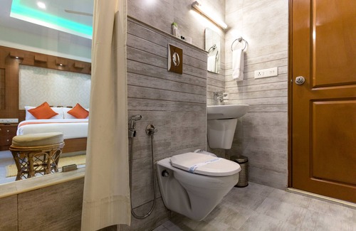 Chithirapuram Hotel | Monsoon Grande