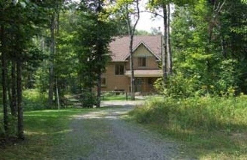 Mont-Tremblant Cottage | Mont-Tremblant Home (Chalet) in Quiet Location, but Close to the Action