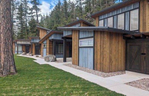 Bigfork Cabin | Montana ponderosa Cabin #3- Close walk to Flathead Lake and Near Glacier Park