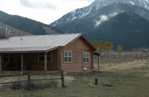 Cameron Cabin | Montana Spirit Guest Cabin -30 acres on the Madison River,