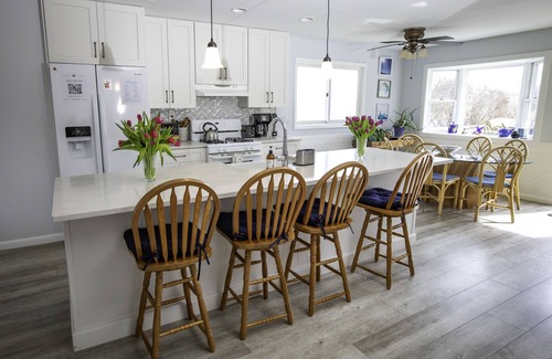 Montauk House | Montauk House with Lake View
