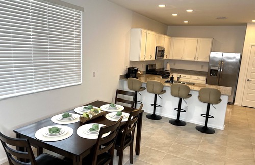Maryvale House | Montecito Cozy Retreat 5 Min from Cardinals Stadium and Mattel Adventure Park!