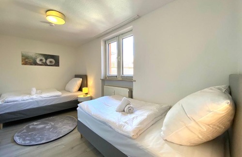 Aschersleben Apartment | Monteur-Unterkunft, Apartment bis 4 Personen, Balkon, Grill, Smart-TV, NETFLIX, Küche