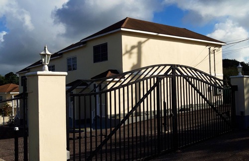 Maidstone House | MonteVista, 2BR 2.5BT Townhouse in Mandeville