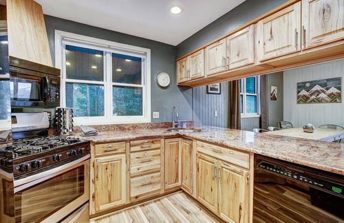 Breckenridge Ski Chalet | Month-long reservation available September 2025! Mountain Views, Private Hot Tub, Firepit, Grill!