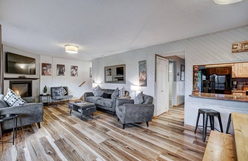 Breckenridge Ski Chalet | Month-long reservation available September 2025! Mountain Views, Private Hot Tub, Firepit, Grill!