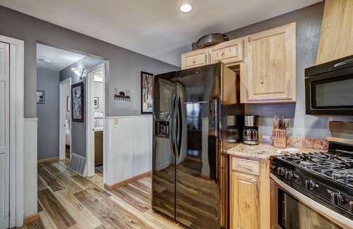 Breckenridge Ski Chalet | Month-long reservation available September 2025! Mountain Views, Private Hot Tub, Firepit, Grill!