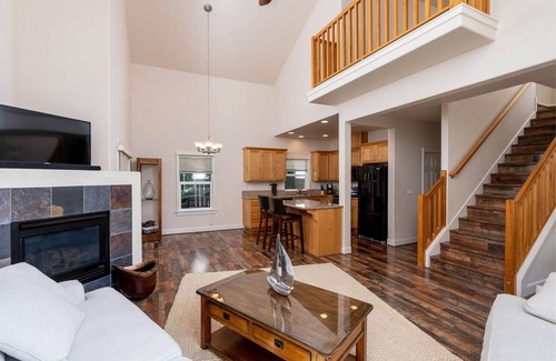 Mountain View District House | Monthly 1.5 Bedroom OFFICE Home, Cathedral Ceil, minutes to downtown