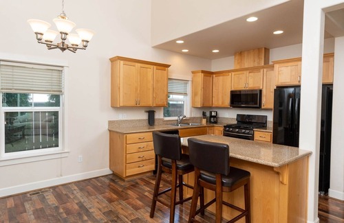 Mountain View District House | Monthly 1.5 Bedroom OFFICE Home, Cathedral Ceil, minutes to downtown