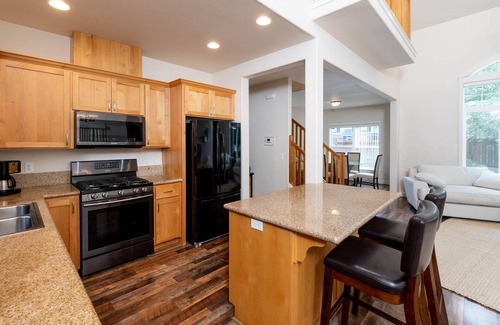 Mountain View District House | Monthly 1.5 Bedroom OFFICE Home, Cathedral Ceil, minutes to downtown