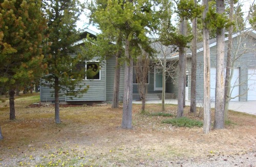 West Yellowstone House | Monthly rental! Deluxe 3 Bedroom 2 bath home with full kitchen; Washer & Dryer; sleeps up to 6