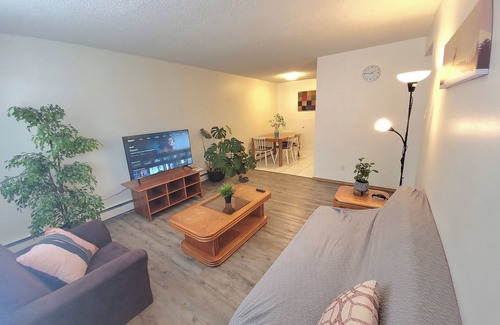 West Edmonton Apartment | Monthly Stays✅️Central 124 Street Arts District✅️Entire unit✅️Free Parking/Wi-Fi