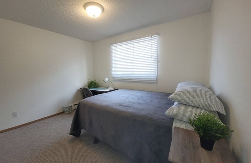 West Edmonton Apartment | Monthly Stays✅️Central 124 Street Arts District✅️Entire unit✅️Free Parking/Wi-Fi