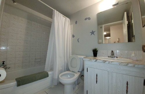 West Edmonton Apartment | Monthly Stays✅️Central 124 Street Arts District✅️Entire unit✅️Free Parking/Wi-Fi