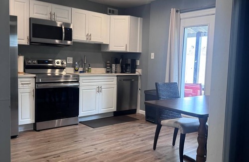 Parkway Village House | MONTHLY STAYS- Spacious 12-Bedroom Retreat in Memphis- Sleeps Many.