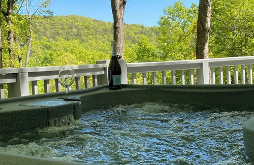 Black Mountain Cabin | MONTREAT ROUND HOUSE - Mountain views, Renovated, Hot Tub, Fire Pit